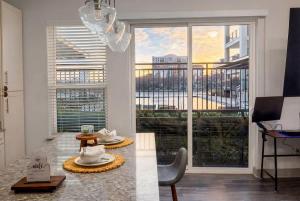 Gorgeous Luxury Lake View Suite - Gym & Pool