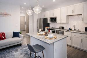 Gorgeous Luxury Lake View Suite - Gym & Pool