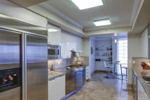 Three Bedroom Condo with Marina Views and Private Balcony
