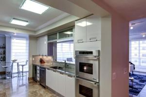 Three Bedroom Condo with Marina Views and Private Balcony