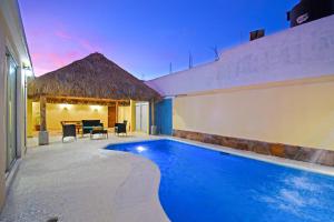 The Poolside Suite Downtown Access free parking on street
