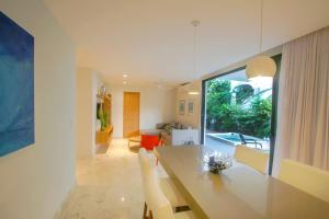 Prime location near 5th Avenue & beach