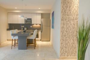 Prime location near 5th Avenue & beach