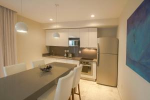 Prime location near 5th Avenue & beach