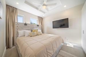 Coral Beach 101 2BR 2BR West Coast Condo, Pool, Rooftop, Beaches