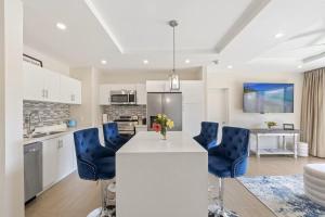 Coral Beach 101 2BR 2BR West Coast Condo, Pool, Rooftop, Beaches