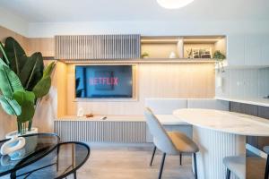 San Isidro Executive: 2 Escritorios + AC + Balcón