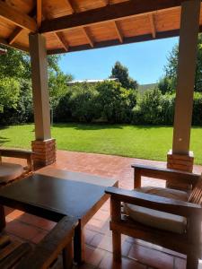 Casa quinta, espaciosa y con mucho verde