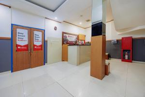 RedDoorz near Sarinah Mall