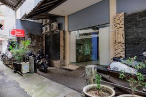 RedDoorz near Sarinah Mall