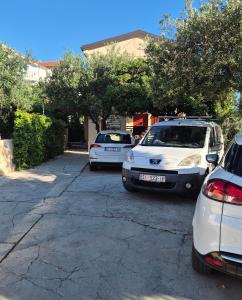 Apartments with parking space Murter - 27671