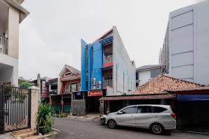 RedDoorz near Palmerah Station