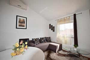 Apartments with parking space Pula - 26934
