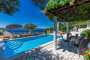 Apartments with swimming pool Mimice, Omis - 27510