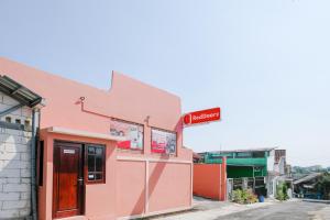 RedDoorz Syariah Miyona near Siliwangi Semarang