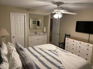 In the Heart of Harbour Town 2BR 2BA Pool Access Close to Beach