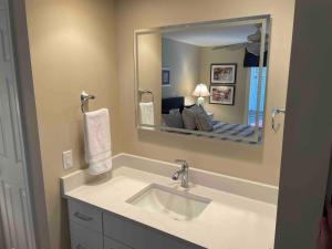 In the Heart of Harbour Town 2BR 2BA Pool Access Close to Beach