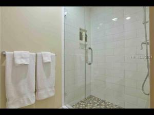 In the Heart of Harbour Town 2BR 2BA Pool Access Close to Beach