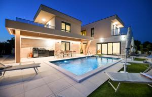 Amazing Home In Zaton