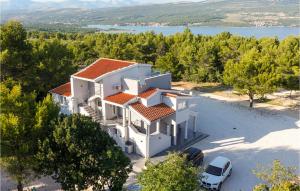 Beautiful Apartment In Pridraga With Wifi