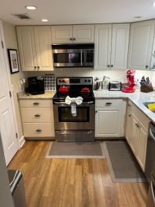 In the Heart of Harbour Town 2BR 2BA Pool Access Close to Beach