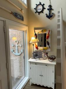 In the Heart of Harbour Town 2BR 2BA Pool Access Close to Beach