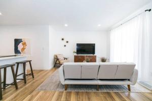 Private Chic 2br 10 min to Downtown Fast Wifi