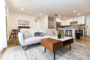 Private Chic 2br 10 min to Downtown Fast Wifi