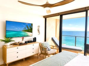 Mahana Oceanfront Studio Sleeps 2 Villas Steps to Beach Complimentary Car with 6 Nights MAH-1002 by KBM
