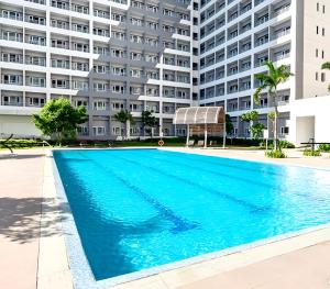 Family-Friendly 1 Bedroom Condo Near BGC, Pool Access, Netflix, Free Coffee & Tea