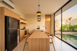 Nimizz - Arcadia 10 - 3BR Modern Mediterranean Private Pool Villa with Rice Field Views near Kedungu
