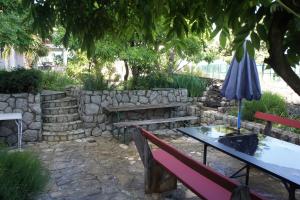 Villa Guki mit überdachtem Pool und Meerblick