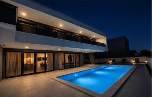 Gorgeous Home In Zaton