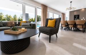 Gorgeous Home In Zaton
