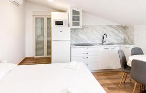 Cozy Apartment In Smokvica With House Sea View