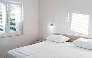 Nice Apartment In Makarska With Wifi