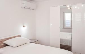 Nice Apartment In Makarska With Wifi