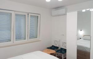 Nice Apartment In Makarska With Wifi
