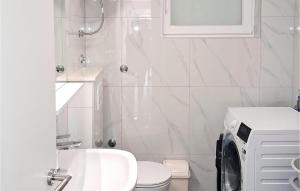 Nice Apartment In Makarska With Wifi