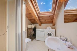 Sunny Penthouse with Mountain View - Happy Rentals
