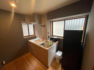 Spacious 3-Bedroom Private House - 6 Mins to Momodani Station