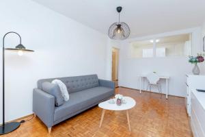 Funkcjonalny Apartament z Balkonem by Noclegi Renters