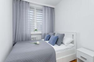 Funkcjonalny Apartament z Balkonem by Noclegi Renters