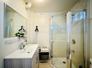 Private Suite - Near SkyTrain to DT - Free Parking