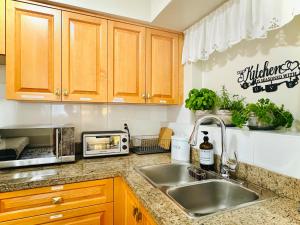 Private Suite - Near SkyTrain to DT - Free Parking