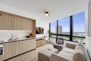 Sky Estate Penthouse- Pool Parking Amenities