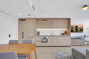 Sky Estate Penthouse- Pool Parking Amenities