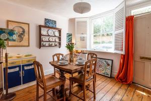 Cute & Cool 2 Bed Townhouse with Garden & Parking