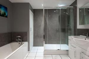 Cute & Cool 2 Bed Townhouse with Garden & Parking