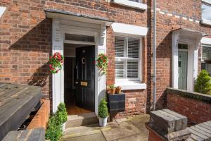 Cute & Cool 2 Bed Townhouse with Garden & Parking